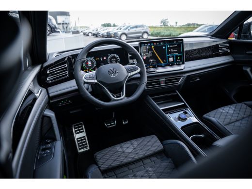 Volkswagen Tiguan R-Line Edition - eHybrid | 'App-Connect' draadloze smartphone integratie | Automatische afstandsr... ActivLease financial lease