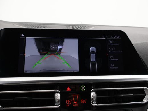 BMW 3 Serie Touring 318i AUT. M-SPORT DRAVITGRAU + SPORTSTOELEN | CAMERA | MEMORY | HIFI | SFEERVERLICHTING |... ActivLease financial lease