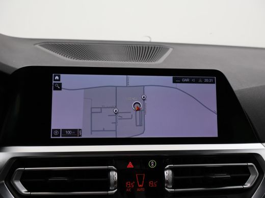 BMW 3 Serie Touring 318i AUT. M-SPORT DRAVITGRAU + SPORTSTOELEN | CAMERA | MEMORY | HIFI | SFEERVERLICHTING |... ActivLease financial lease