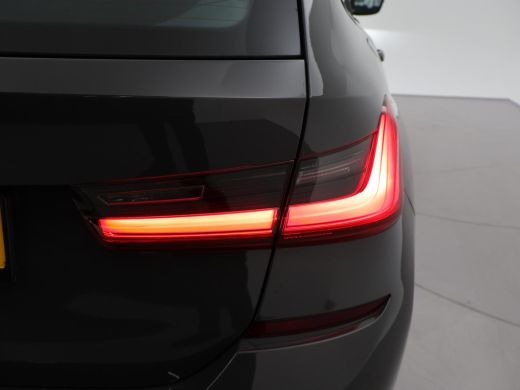 BMW 3 Serie Touring 318i AUT. M-SPORT DRAVITGRAU + SPORTSTOELEN | CAMERA | MEMORY | HIFI | SFEERVERLICHTING |... ActivLease financial lease