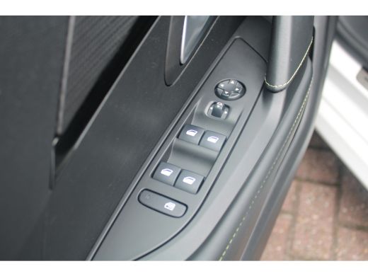 Peugeot 208 1.2 PureTech GT-Line | Navigatie | Camera | Apple carplay | Black Diamond | Keyless | Full LED | ActivLease financial lease