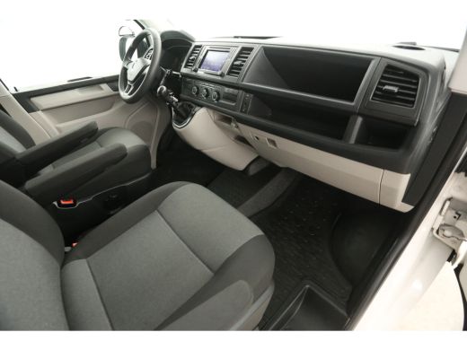 Volkswagen Transporter 2.0 TDI L2H1 Airco Camera Cruise Trekhaak Imperiaal PDC Elektrpakket ActivLease financial lease