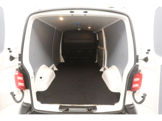 Volkswagen Transporter 2.0 TDI L2H1 Airco Camera Cruise Trekhaak Imperiaal PDC Elektrpakket ActivLease financial lease