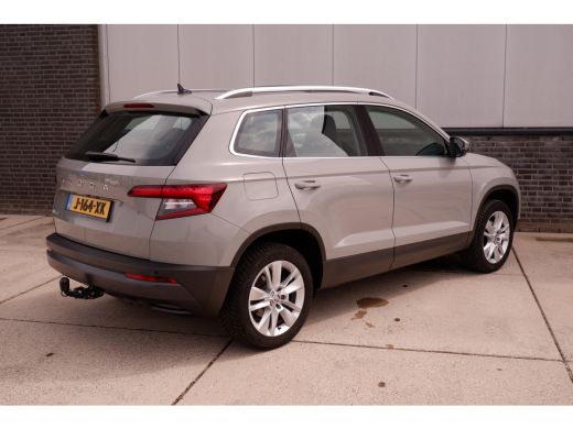 Skoda Karoq 1.5 TSI ACT Business Edition | Pano | LED | Carplay | Virtual | Camera | Navi ActivLease financial lease