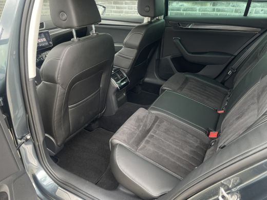 Skoda Superb Combi 1.5 TSI ACT Business Edition | Trekhaak | Camera | Alcantara | Memory | LED | Carplay | Cli... ActivLease financial lease