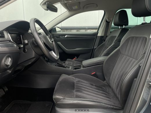Skoda Superb Combi 1.5 TSI ACT Business Edition | Trekhaak | Camera | Alcantara | Memory | LED | Carplay | Cli... ActivLease financial lease