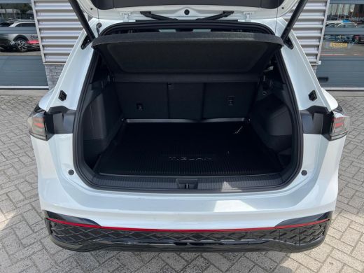 Volkswagen Tiguan R-Line Edition - eHybrid Inclusief €2000,- inruilvoordeel | 'App-Connect' draadloze smartphone in... ActivLease financial lease