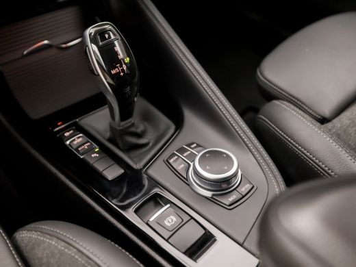 BMW X1 sDrive18i High Executive Automaat (GROOT NAVI, DEALER ONDERHOUDEN, CLIMATE, LEDER, GETINT GLAS, S... ActivLease financial lease