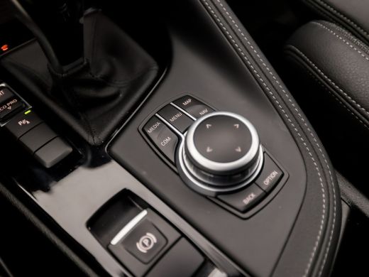 BMW X1 sDrive18i High Executive Automaat (GROOT NAVI, DEALER ONDERHOUDEN, CLIMATE, LEDER, GETINT GLAS, S... ActivLease financial lease