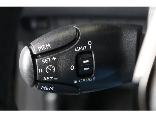 Peugeot 208 Allure | 16" Lichtmetalen velgen 'ELBORN' | Adaptieve cruise control met Stop&Go functie | Climat... ActivLease financial lease