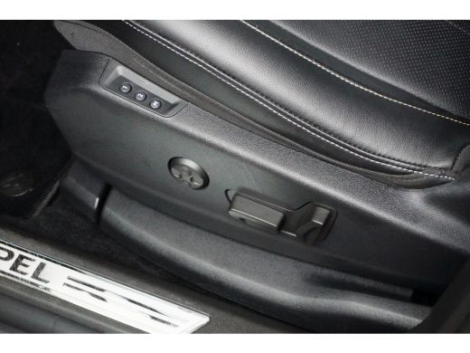 Opel Grandland X Grandland 1.6 Turbo 225 pk Hybrid Ultimate Automaat Leder / 19"inch | Achterbank in delen neerkla... ActivLease financial lease