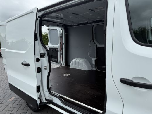 Renault Trafic 2.0 dCi 120 PK / L1H1 / 1e EIG. / 2x SCHUIFDEUR / TREKHAAK / AIRCO / CRUISE / NAVI ActivLease financial lease