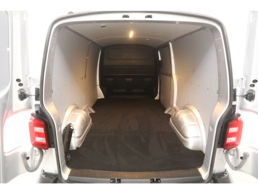 Volkswagen Transporter 2.0 TDI L2H1 Airco Cruise Carplay Navi Imperiaal PDC Elektrpakket ActivLease financial lease