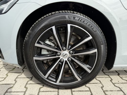 Volvo  V60 2.0 T6 Plug-in hybrid AWD Ultra Dark | Trekhaak | Stoel en stuurwiel verwarming | BLIS | Head-up ... ActivLease financial lease