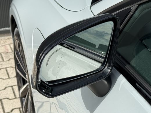 Volvo  V60 2.0 T6 Plug-in hybrid AWD Ultra Dark | Trekhaak | Stoel en stuurwiel verwarming | BLIS | Head-up ... ActivLease financial lease