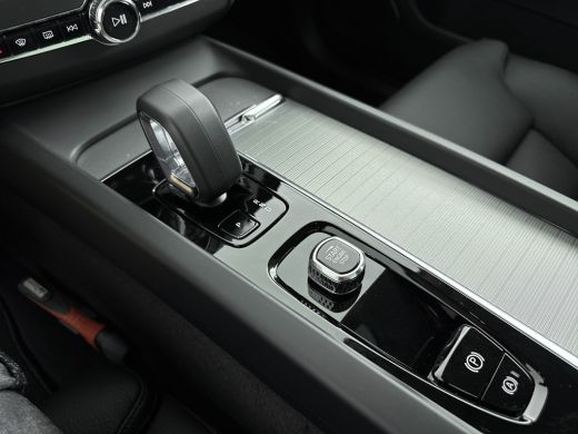 Volvo  XC60 2.0 T8 Plug-in hybrid AWD Ultra Dark | CRYSTAL WHITE | Luchtvering | Trekhaak | Alarm | Extra get... ActivLease financial lease