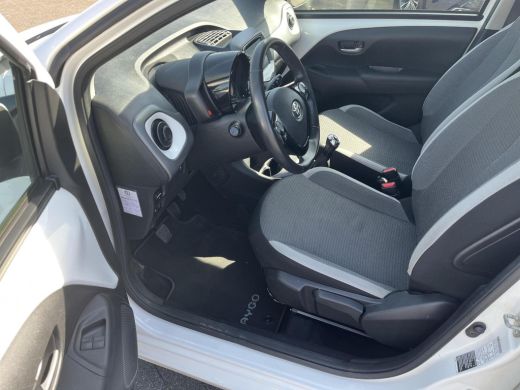 Toyota Aygo 1.0 VVT-i x-play | Apple CarPlay/Android auto | Achteruitrijcamera | Airco ActivLease financial lease