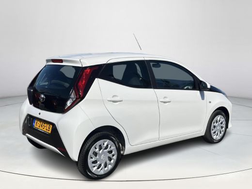Toyota Aygo 1.0 VVT-i x-play | Apple CarPlay/Android auto | Achteruitrijcamera | Airco ActivLease financial lease