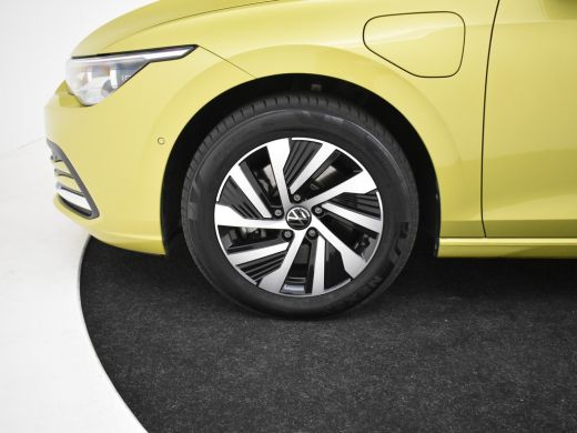 Volkswagen Golf 1.4 eHybrid Style 204pk Trekhaak | Camera achter | Park assist  | Head up display | Matrix koplam... ActivLease financial lease