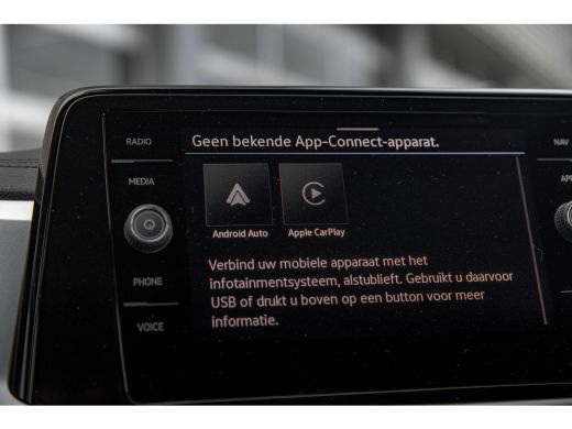Volkswagen T-Roc Life Edition Inclusief €2000,- inruilvoordeel | 'App-Connect' draadloze smartphone integratie | B... ActivLease financial lease