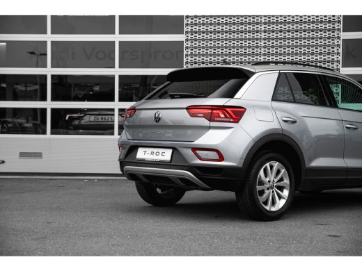 Volkswagen T-Roc Life Edition Inclusief €2000,- inruilvoordeel | 'App-Connect' draadloze smartphone integratie | B... ActivLease financial lease