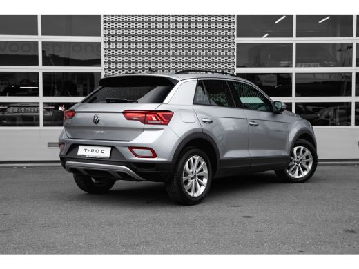 Volkswagen T-Roc Life Edition Inclusief €2000,- inruilvoordeel | 'App-Connect' draadloze smartphone integratie | B... ActivLease financial lease