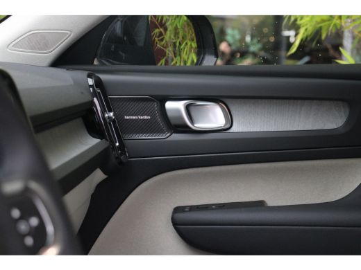 Volvo  XC40 2.0 B4 Plus Dark | 20" Velgen | Matrix LED | 360 Camera | Panoramadak | Pilot Assist ActivLease financial lease