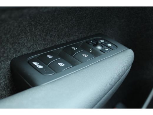 Volvo  XC40 B4 Plus Dark | Stoel + Stuurwielverwarming |  Trekhaak | Adaptieve cruise control | BLIS | ActivLease financial lease
