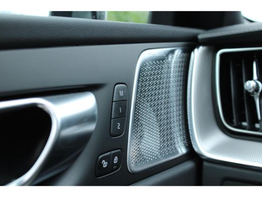 Volvo  XC60 2.0 T8 Plug-in hybrid AWD Ultra Black Edition | Bowers & Wilkins  | Luchtvering | Gelamineerde zi... ActivLease financial lease