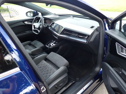 Audi Q4 e-tron 50 quattro S-LINE Competition 77 kWh PANODAK/TREKHAAK 21INCH ActivLease financial lease