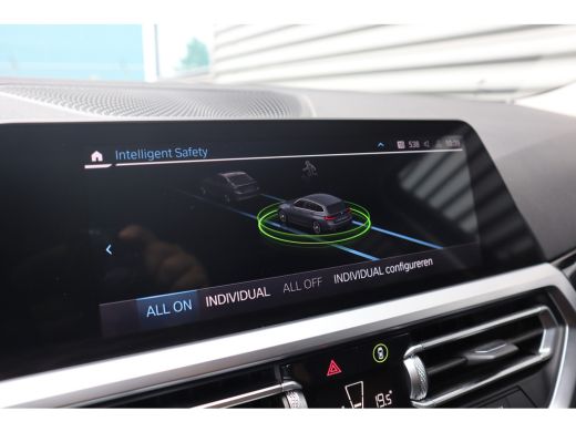 BMW 3 Serie Touring 330e Business Edition Plus Harman Kardon / Camera / Trekhaak / ActivLease financial lease
