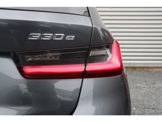BMW 3 Serie Touring 330e Business Edition Plus Harman Kardon / Camera / Trekhaak / ActivLease financial lease