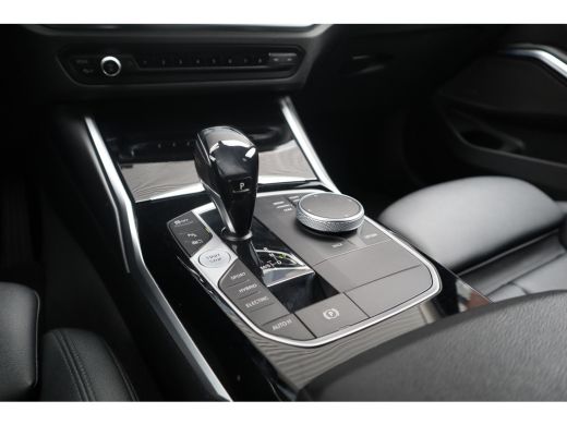 BMW 3 Serie Touring 330e Business Edition Plus Harman Kardon / Camera / Trekhaak / ActivLease financial lease