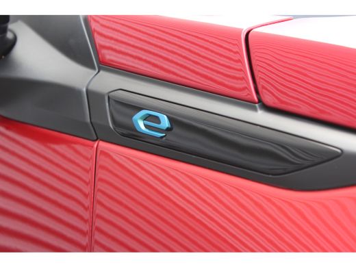 Peugeot e-2008 EV 136PK ALLURE PACK AUTOMAAT / NAVI / LEDER / CLIMA / LED / PDC / 17" LMV / CAMERA / KEYLESS / B... ActivLease financial lease