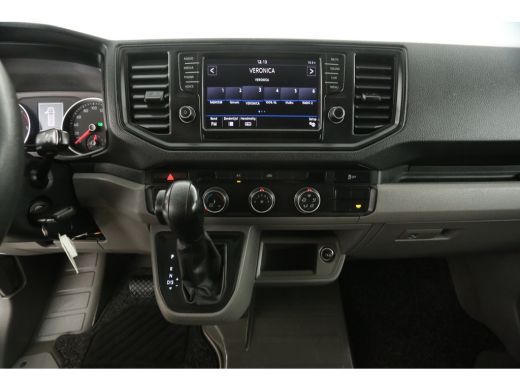 Volkswagen Crafter 35 2.0 TDI L4H3 140PK DSG Automaat 3000kg Trekgew. Trekhaak Airco Camera Cruise Carplay 3 Persoons ActivLease financial lease
