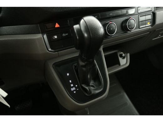 Volkswagen Crafter 35 2.0 TDI L4H3 140PK DSG Automaat 3000kg Trekgew. Trekhaak Airco Camera Cruise Carplay 3 Persoons ActivLease financial lease