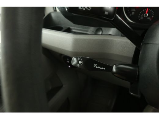 Volkswagen Crafter 35 2.0 TDI L4H3 140PK DSG Automaat 3000kg Trekgew. Trekhaak Airco Camera Cruise Carplay 3 Persoons ActivLease financial lease