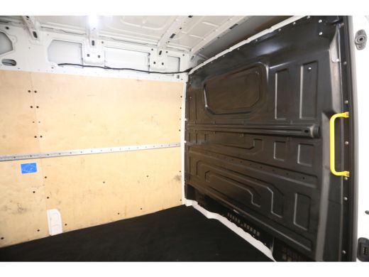 Volkswagen Crafter 35 2.0 TDI L4H3 140PK DSG Automaat 3000kg Trekgew. Trekhaak Airco Camera Cruise Carplay 3 Persoons ActivLease financial lease