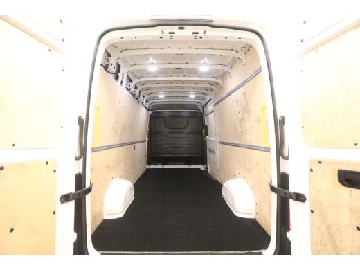 Volkswagen Crafter 35 2.0 TDI L4H3 140PK DSG Automaat 3000kg Trekgew. Trekhaak Airco Camera Cruise Carplay 3 Persoons ActivLease financial lease