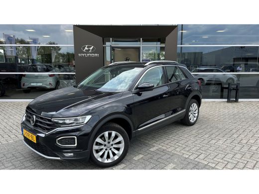 Volkswagen T-Roc 1.5 TSI Sport | DSG Versnellingsbak | Parkeersensoren voor en achter | Airco | Radio | Auto-Hold ... Volkswagen T-Roc 1.5 TSI Sport | DSG Versnellingsbak | Parkeersensoren voor en achter | Airco | Radio | Auto-Hold ...