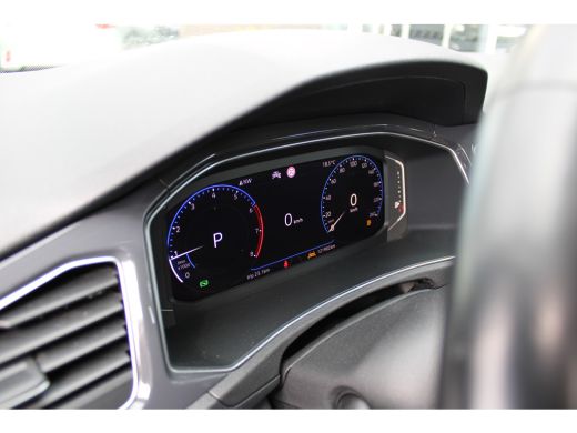 Volkswagen T-Roc 1.5 TSI Sport | DSG Versnellingsbak | Parkeersensoren voor en achter | Airco | Radio | Auto-Hold ... ActivLease financial lease