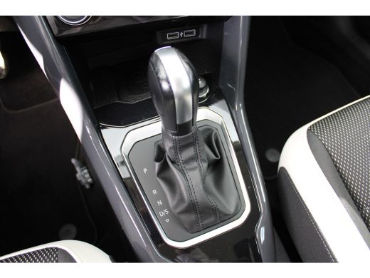 Volkswagen T-Roc 1.5 TSI Sport | DSG Versnellingsbak | Parkeersensoren voor en achter | Airco | Radio | Auto-Hold ... ActivLease financial lease