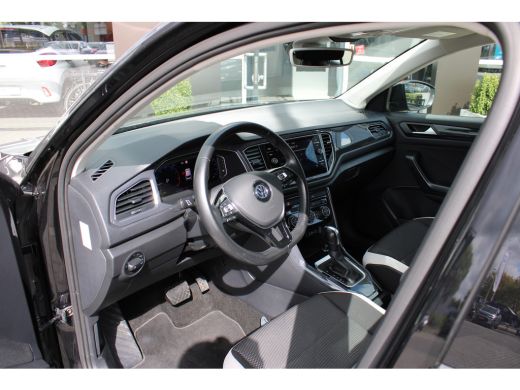 Volkswagen T-Roc 1.5 TSI Sport | DSG Versnellingsbak | Parkeersensoren voor en achter | Airco | Radio | Auto-Hold ... ActivLease financial lease