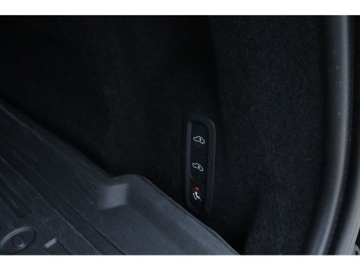 Volvo  XC60 2.0 T6 Plug-in hybrid AWD R-Design Elektrische trekhaak | Pano | Carplay | Stoel/stuurverwarming ... ActivLease financial lease
