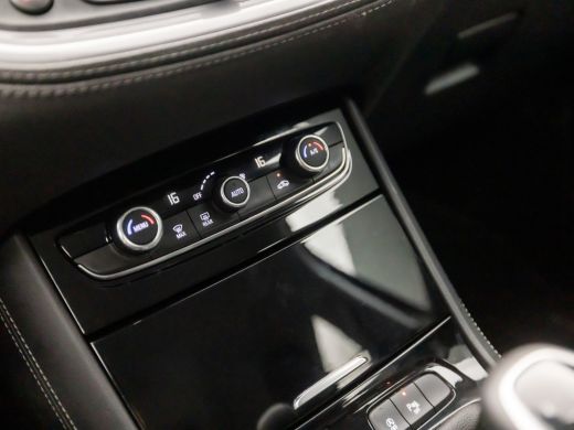 Opel Grandland X 1.2 Turbo Innovation (APPLE CARPLAY, GROOT NAVI, CLIMATE, CAMERA, GETINT GLAS, LEDER, SPORTSTOELE... ActivLease financial lease