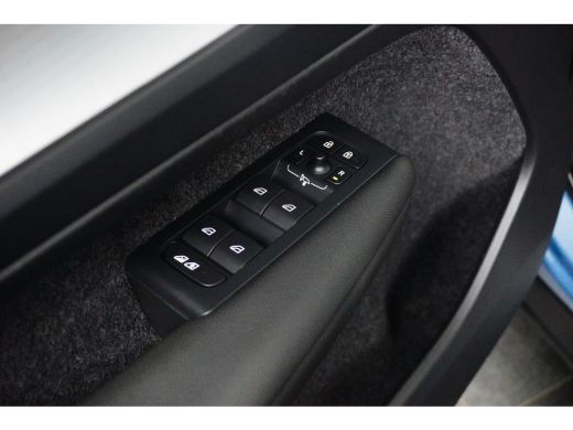 Volvo  XC40 1.5 T4 Recharge Inscription | Intellisafe | Trekhaak | Complete Auto! | FjordBlue | Camera! ActivLease financial lease