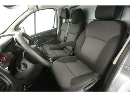 Nissan Primastar 2.0 dCi L2H1 150PK Automaat Airco Cruise PDC 3 Persoons Trekhaak ActivLease financial lease