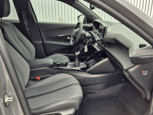 Peugeot 2008 1.2 130PK Allure | Voorstoelen verwarmd | Parkeersensoren voor & achter | 17 inch LMV | Zwarte he... ActivLease financial lease