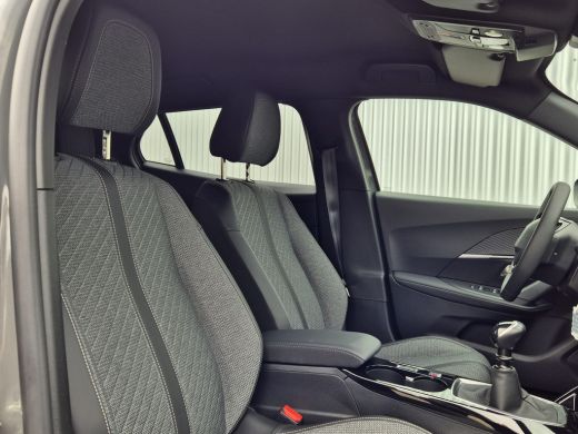 Peugeot 2008 1.2 130PK Allure | Voorstoelen verwarmd | Parkeersensoren voor & achter | 17 inch LMV | Zwarte he... ActivLease financial lease