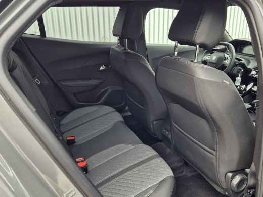 Peugeot 2008 1.2 130PK Allure | Voorstoelen verwarmd | Parkeersensoren voor & achter | 17 inch LMV | Zwarte he... ActivLease financial lease
